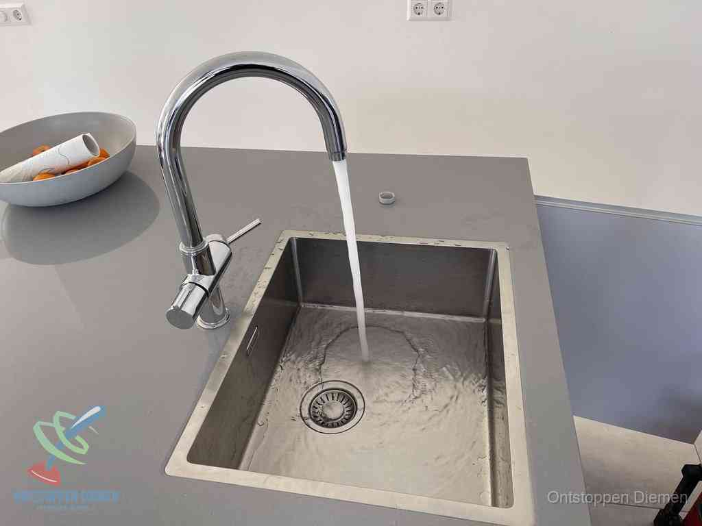 Een vrij doorstromende rvs spoelbak waar het water moeiteloos wegloopt, het resultaat van slim onderhoud dat geld bespaart in Diemen