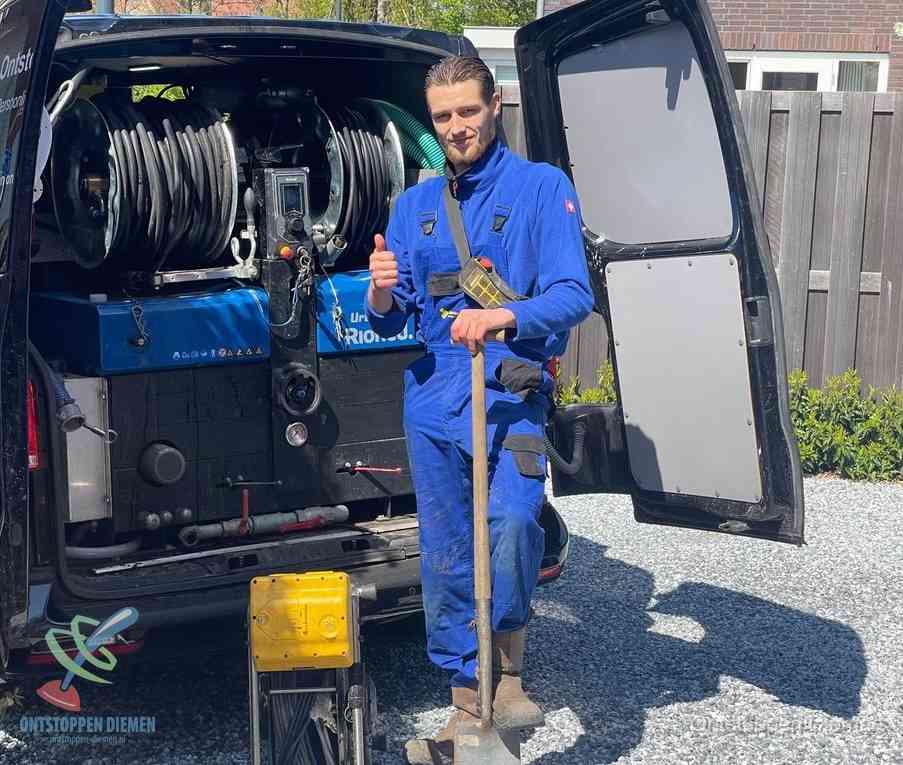 Een tevreden monteur met opgestoken duim na een geslaagde klus, slim ingrijpen bespaart kosten bij een verstopte wc in Diemen