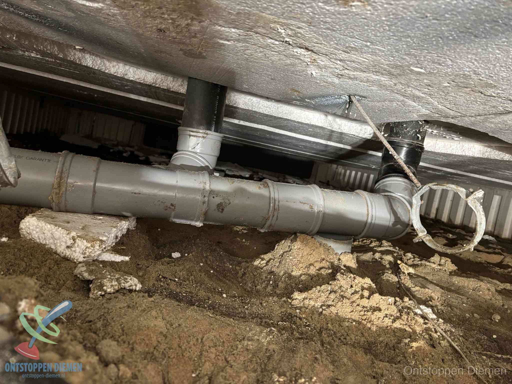 PVC-buizen in de kruipruimte van een gemengd of gescheiden rioolstelsel in Diemen