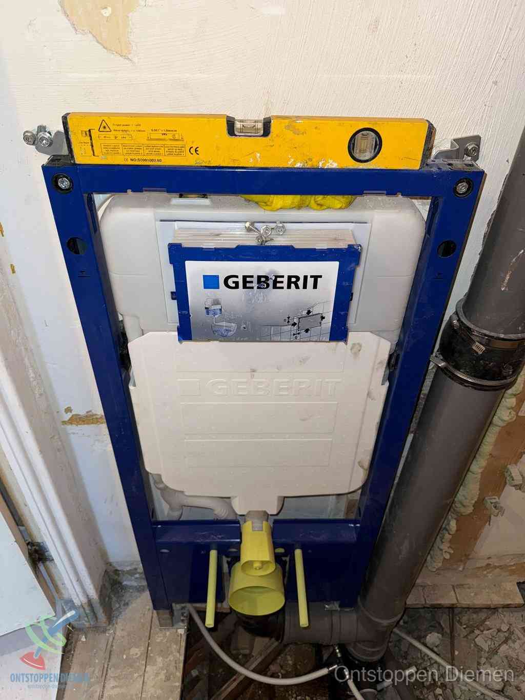 Een Geberit inbouwreservoir met frame voor een hangtoilet tegen de wand, met de afvoerbocht naar de vloer, kenmerkend voor een verstopt hangtoilet in Diemen