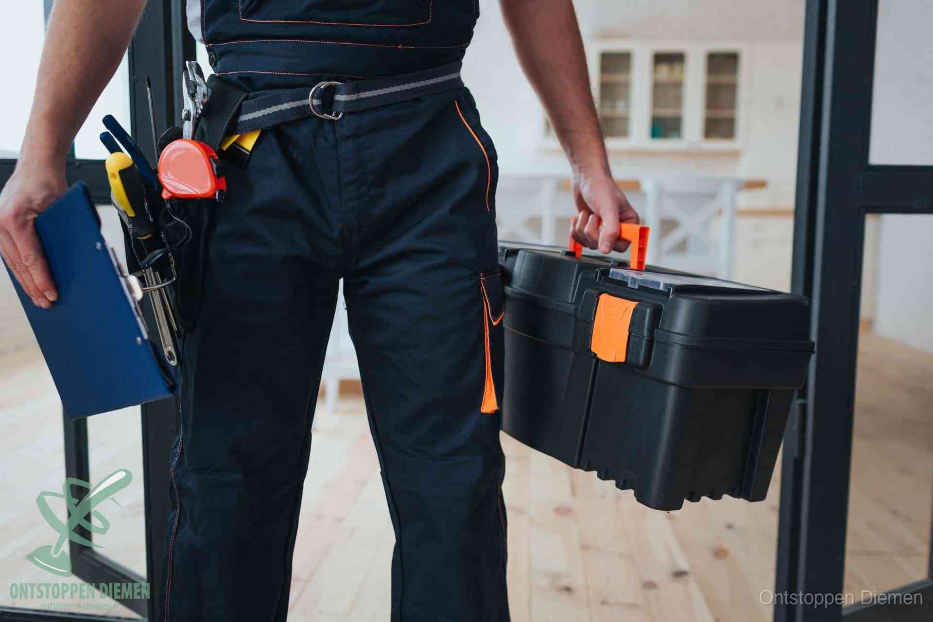 Een monteur met gereedschapsriem en klembord, klaar om een transparante prijs voor het afvoer ontstoppen in Diemen te geven