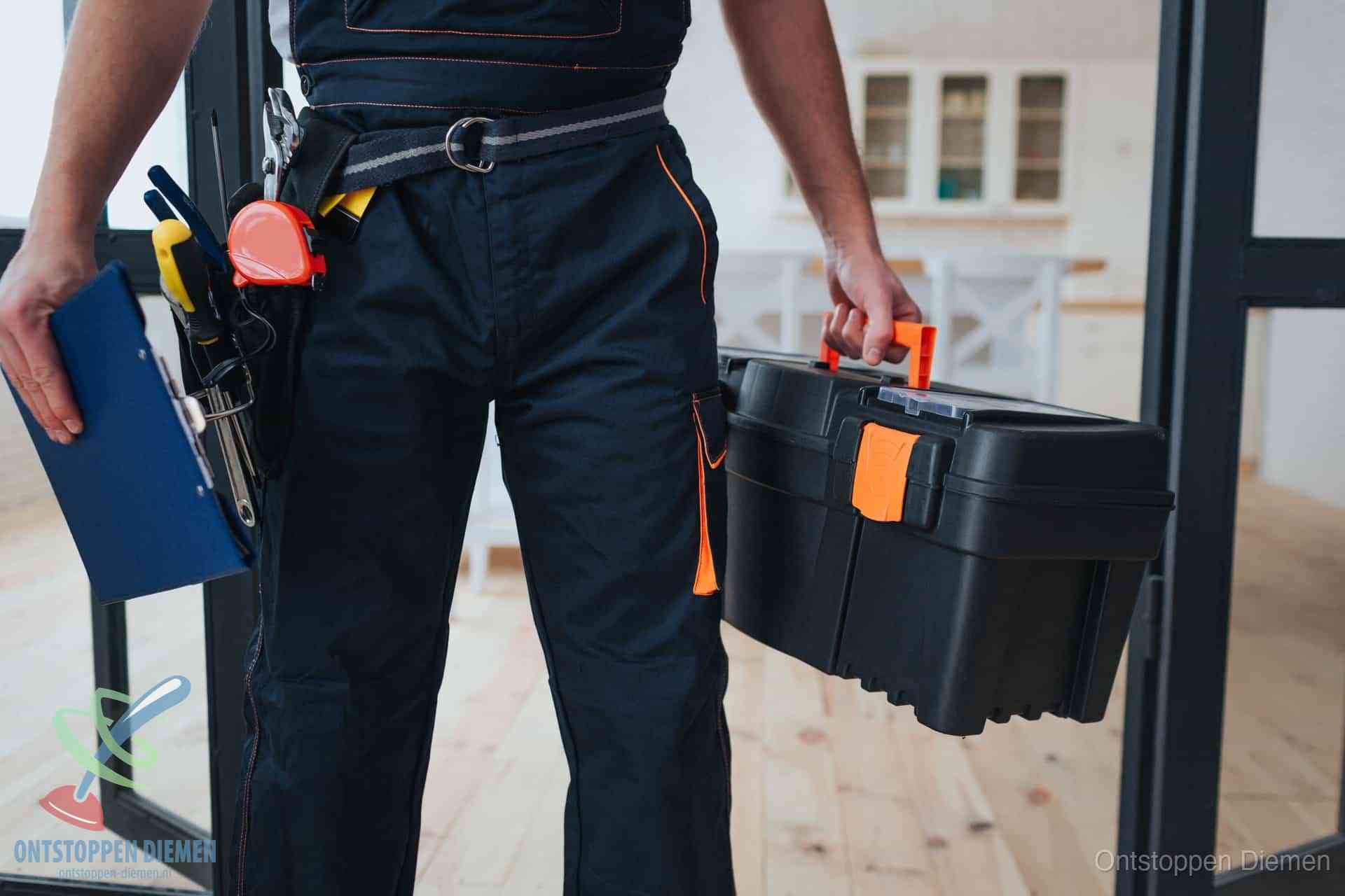 Een monteur met gereedschapsriem en klembord, klaar om een transparante prijs voor het wc ontstoppen in Diemen te geven