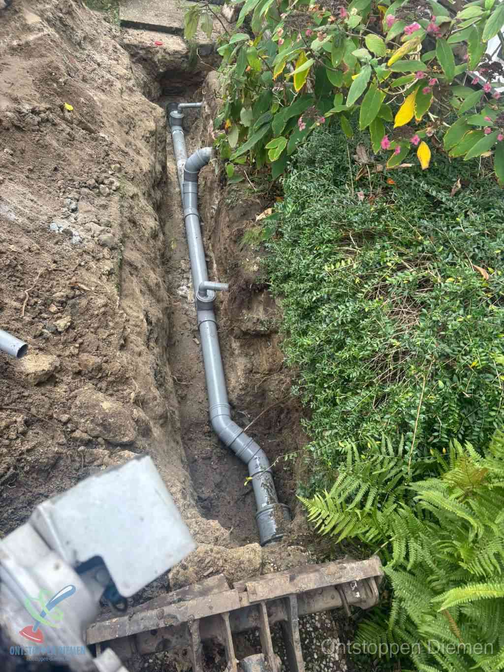 Open sleuf met nieuwe PVC-buizen, riool repareren en vervangen in Diemen