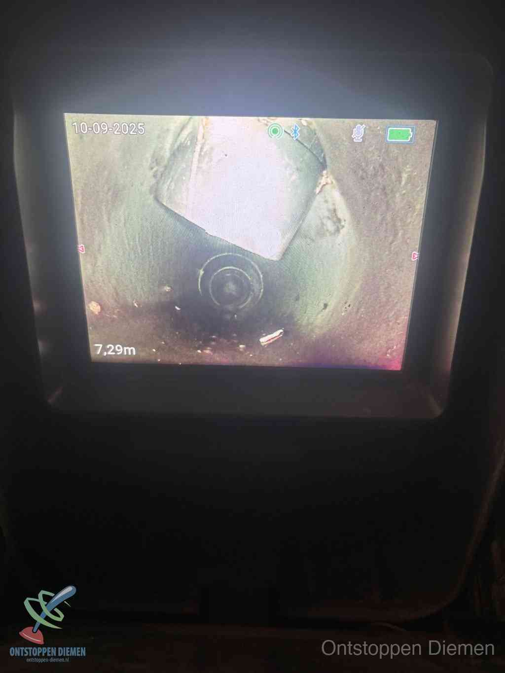 Camerabeeld van een verzakte rioolbuis diep onder de grond, een rioolverzakking in Diemen