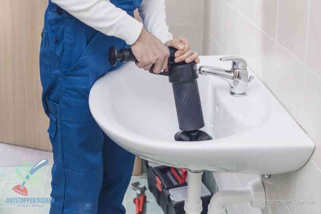 Een te ruwe doe-het-zelf poging met een handmatige perslucht-ontstopper op een sanitair-afvoer, een van de veelgemaakte fouten bij wc ontstoppen in Diemen